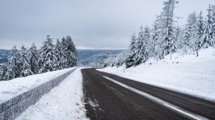 Apel o ostrożność i dostosowanie prędkości do warunków na drodze z powodu złych warunków atmosferycznych