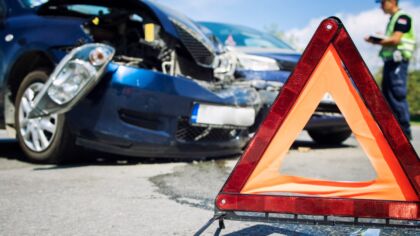 Pirat drogowy uderzył w dwa zaparkowane auta na ulicy Sienkiewicza