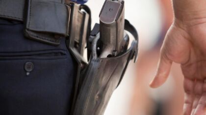 Policja na tropie wandali: dokonali zniszczenia samochodów i przystanku autobusowego w Głogowie