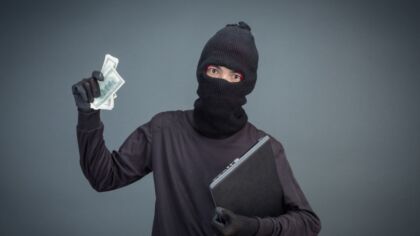 Oszustwo bankowe w Głogowie: 71-letnia kobieta straciła 200 tysięcy złotych