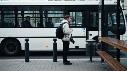 Nowe oświetlenie przystanku w Serbach: bezpieczniejsza droga do szkoły dla dzieci