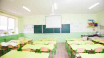 Gmina Głogów przekazuje sprzęt komputerowy dla uczniów szkół podstawowych w ramach projektu KPO C12L