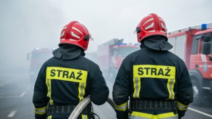 Pożar auta na parkingu: straż pożarna uratowała pobliski budynek przed zagrożeniem