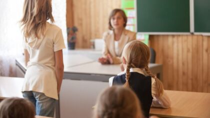 Policjanci w Głogowie edukują młodzież o zagrożeniach w szkołach i internecie