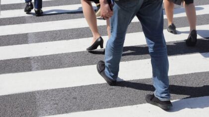 Odblaski na drodze: Klucz do bezpieczeństwa pieszych po zmroku
