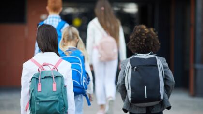 Policja w Głogowie edukuje młodzież w walce z przemocą i cyberzagrożeniami