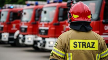 Przedszkolaki z Głogówka witają strażaków z OSP Grochowice w radosnym spotkaniu