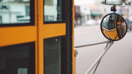 Autobusy na Wszystkich Świętych: zmiany i darmowe kursy