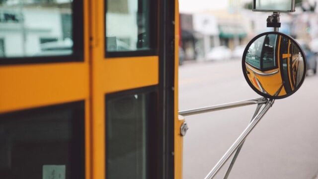 Autobusy na Wszystkich Świętych: zmiany i darmowe kursy